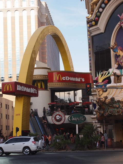 派手なマクドナルドの看板