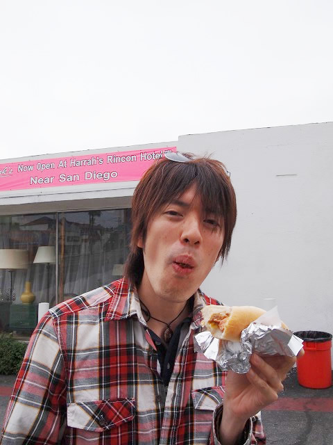 チリドッグを食べる